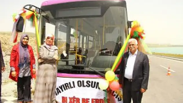 Erciş Belediyesi aldığı otobüsleri tanıttı