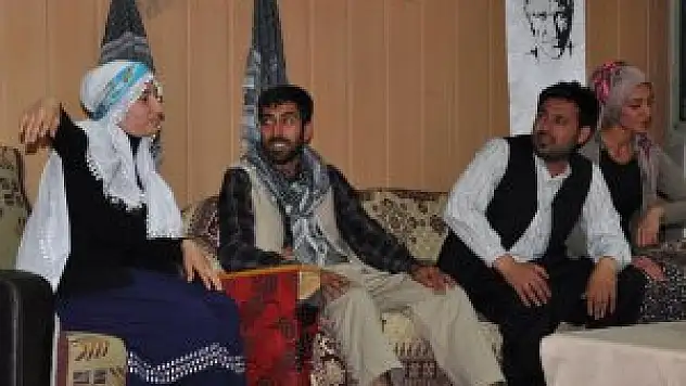 Adilcevaz'da tiyatro gösterimi