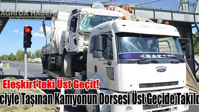 Çekiciyle Taşınan Kamyonun Dorsesi Üst Geçide Takıldı