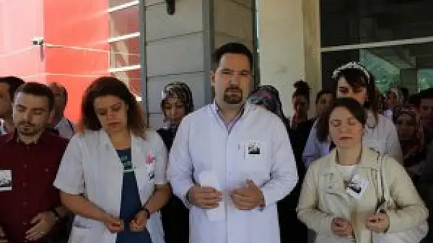 Oltu Devlet Hastanesi çalışanları sağlık çalışanlarına yapılan saldırıları protesto etti