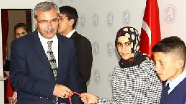 Erciş'te 'Eğitimde İyi Örnekler' ödülleri verildi