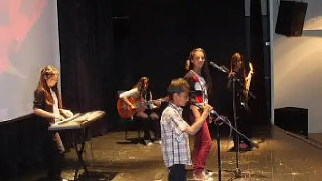 Malazgirt'te öğrencilerden müzik dinletisi
