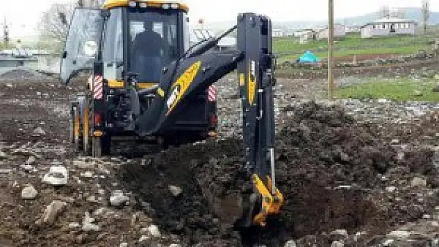 Arpaçay'da köy içi boru döşeme faaliyetleri