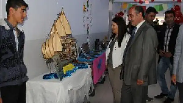 Başkale'de teknoloji ve tasarım sergisi açıldı