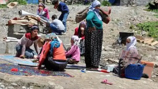 Muş'ta kadınlar dere kenarında yün yıkadı