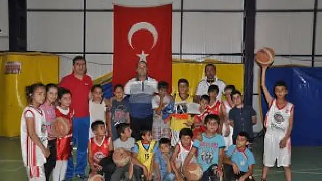 Çukurca'da spor malzemesi yardımı