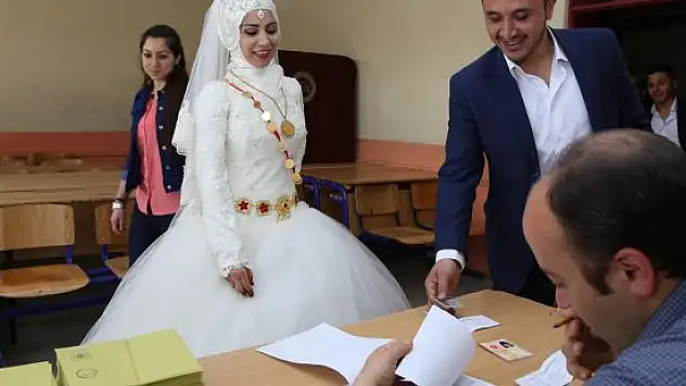 Düğünden önce sandık başına gittiler