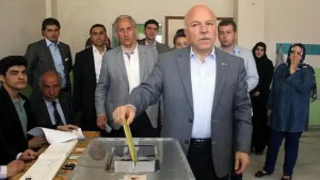Erzurum Valisi Altıparmak ve Belediye Başkanı Sekmen oyunu kullandı
