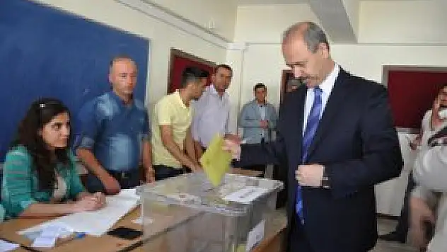 Vali Vedat Büyükersoy, Muş Vali Adil Yazar İlkokulu'nda oyunu kullandı