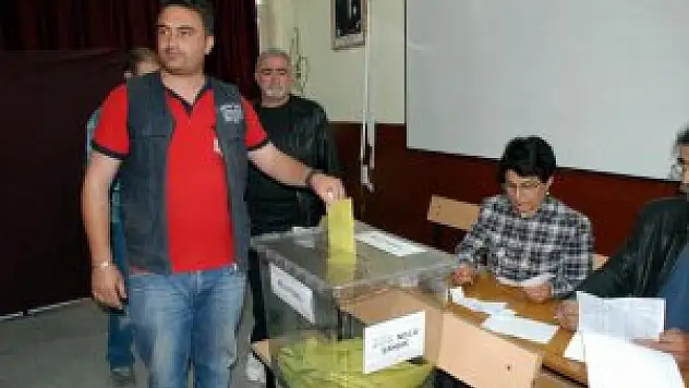 Kars'ta 183 bin 644 seçmen, 727 sandıkta oy kullanıyor.