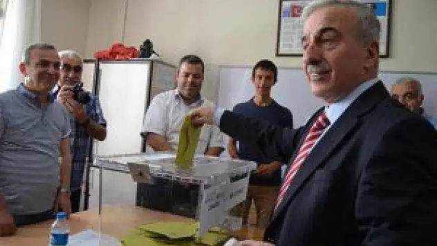 Malatya Valisi Süleyman Kamçı ve eşi Ayşe Kamçı oylarını Fatih İlkokulunda kullandı.
