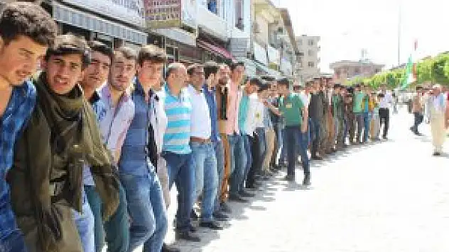 HDP'nin genel seçimlerde yüzde 10 barajını aşması üzerine, Şemdinli ilçesinde kutlama yapıldı.