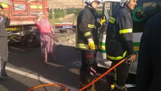 Malatya'da cenaze nakil aracı kamyonla çarpıştı: 2 ölü