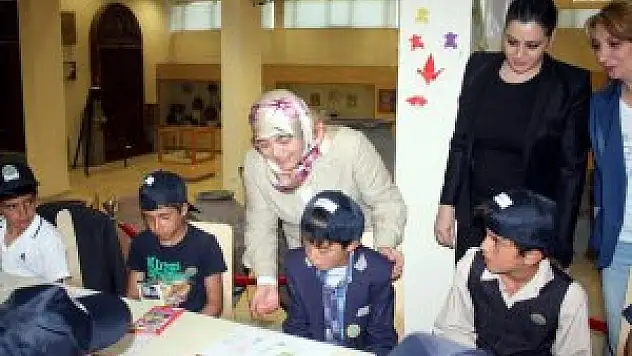 Kars'ta çocuklar müze atölyesi çalışmalarına katıldı