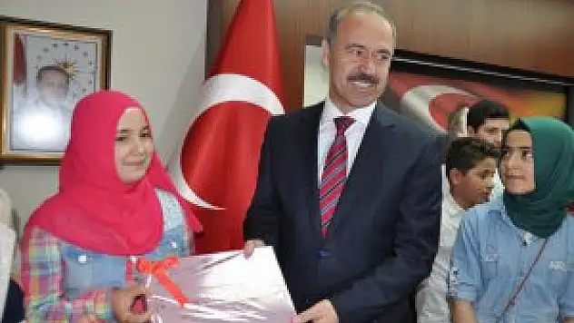 Vali Büyükersoy, başarılı öğrencileri ödüllendirdi