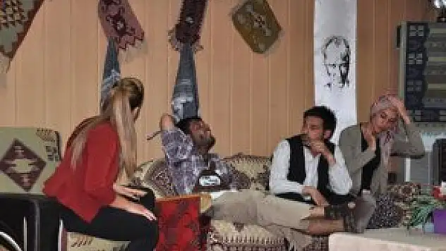 BEÜ öğrencilerinden tiyatro gösterimi