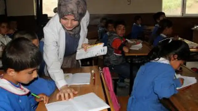 Çocuklarını okuturken annelerini de okuryazar yaptı