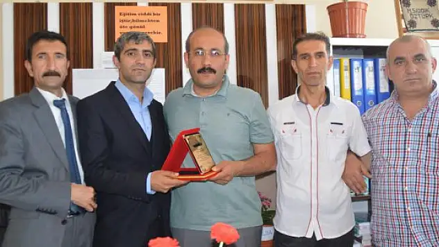 Karşıyaka Okul Aile Birliğinden, okul idaresine plaket