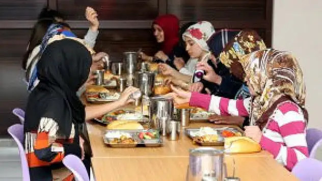 Pansiyona kavuşan kız öğrenciler gelecekten umutlu