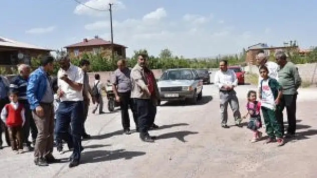Ahlat'ta vatandaşın bozuk yol tepkisi
