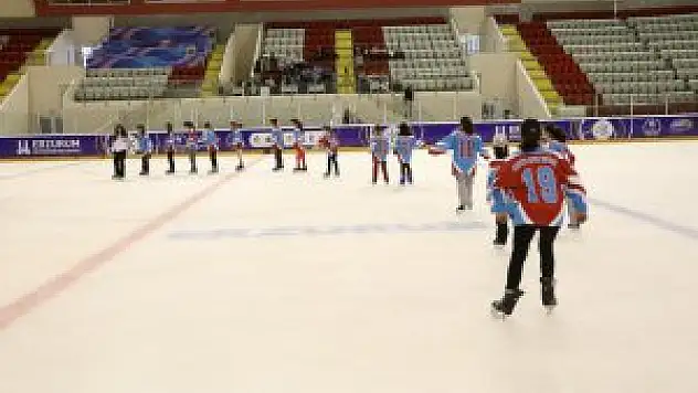 Sevgi evlerinde kalan çocuklar buz sporlarıyla tanıştı
