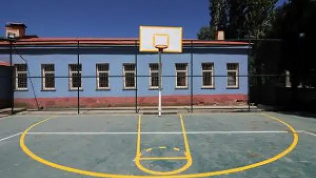 Hizan Endüstri Meslek Lisesi'ne semt sahası kuruldu