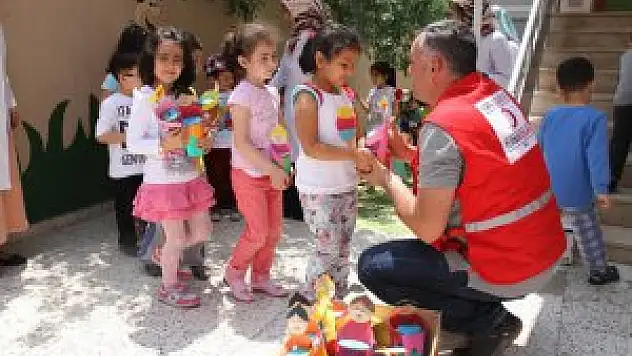 Çocuklar harçlıklarını Türk Kızılayına bağışladı