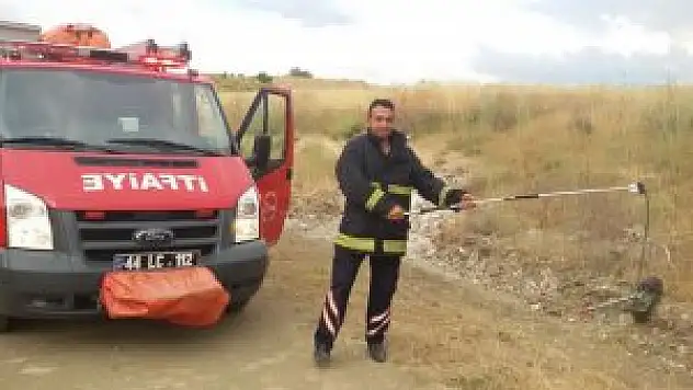 İş yerinden çıkan yılanı itfaiye ekipleri yakaladı