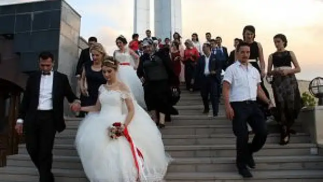 Düğünden önce soykırım anıtını ziyaret ediyorlar