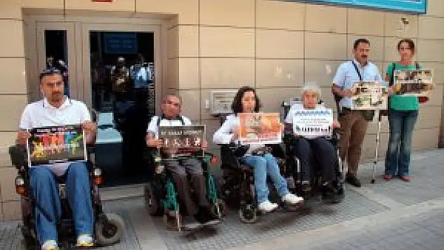 Malatya'daki engelliler 'sessiz eylem' yaptı