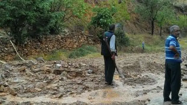 Keban'da heyelan köy yolunu ulaşıma kapattı