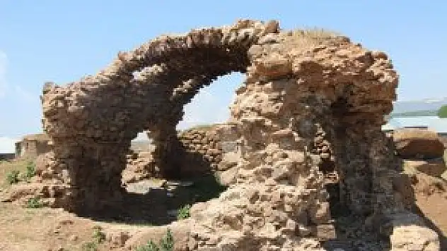 Tarihi kilise definecilerin hedefi oldu