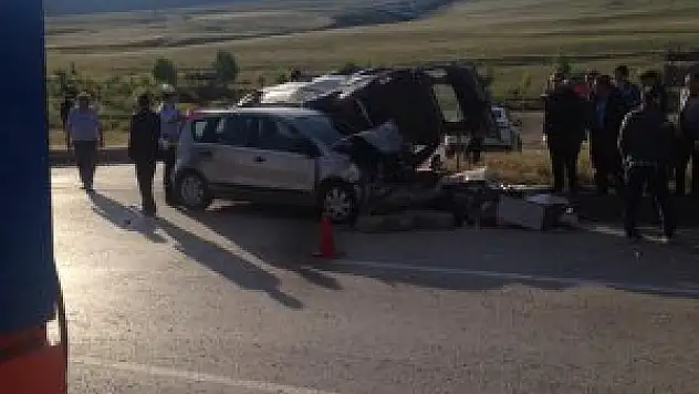 Kamyonetle otomobil çarpıştı: 5 yaralı
