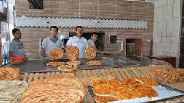 Adilcevaz'da iftarlık pideler satışa çıktı