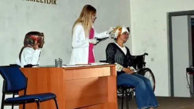 Mahkumlar, 'Acil Servis' oyununu izledi