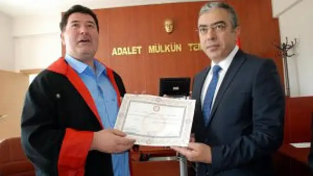 Milletvekilleri mazbatalarını alıyor