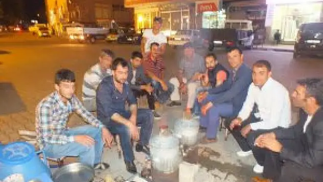 Semaver çayı işsizlerin geçim kaynağı oldu