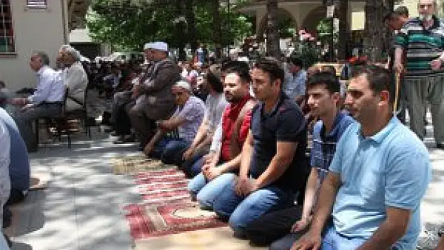 Ramazan ayının ilk cuma namazında camiler doldu
