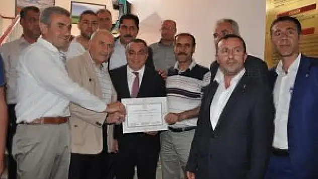 Milletvekilleri mazbatalarını alıyor