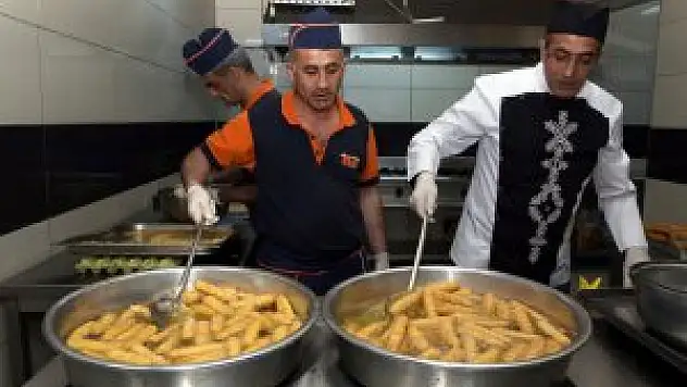 Padişahların tatlısı, iftar sofralarını süslüyor