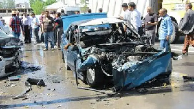 Van'da 2 otomobil çarpıştı: 2 ölü, 1 yaralı