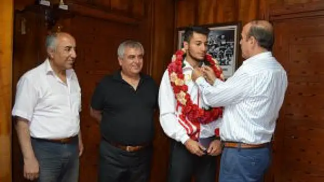 Milli kareteci Uygur'dan Gençlik Hizmetleri ve Spor İl Müdürlüğü'ne ziyaret