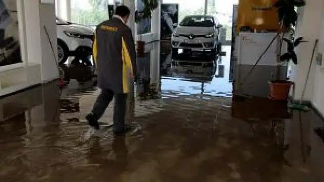 Sulama kanalı taştı, iş yeri sular altında kaldı