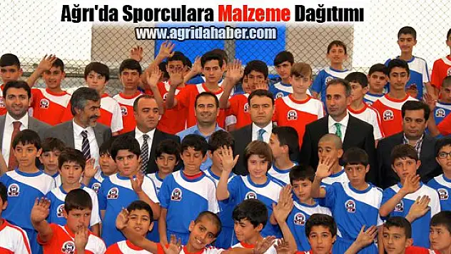 Ağrı'da sporculara malzeme dağıtımı
