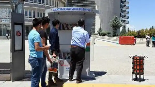 Malatya'da 'durak kütüphane' uygulaması başlatıldı