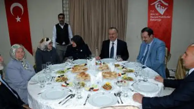 Kars'ta şehit ve gazi ailelerine iftar verildi