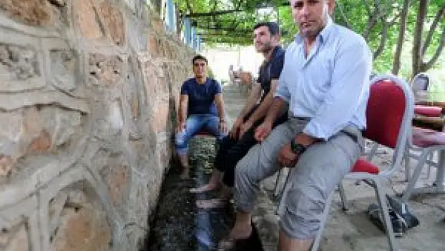 Serinlemek için su kanallarına gidiyorlar