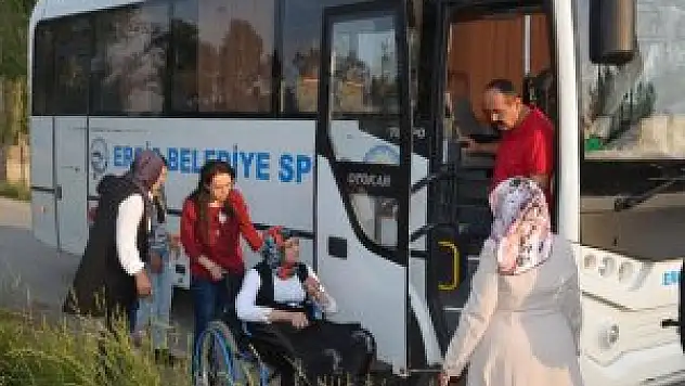 Erciş'te engelli kadınlara iftar yemeği