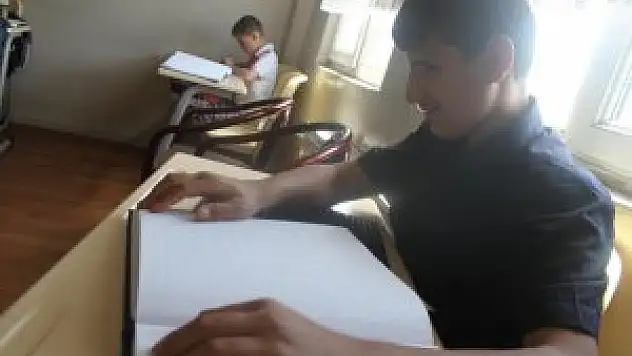Kur'an-ı Kerim'i gönül gözüyle öğreniyorlar