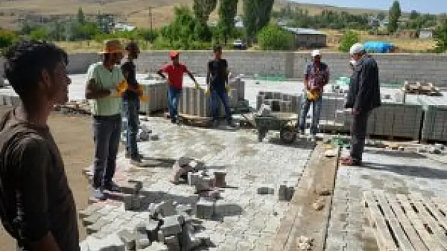 Erciş'te Yeni Sanayi Sitesi'nde hummalı çalışma